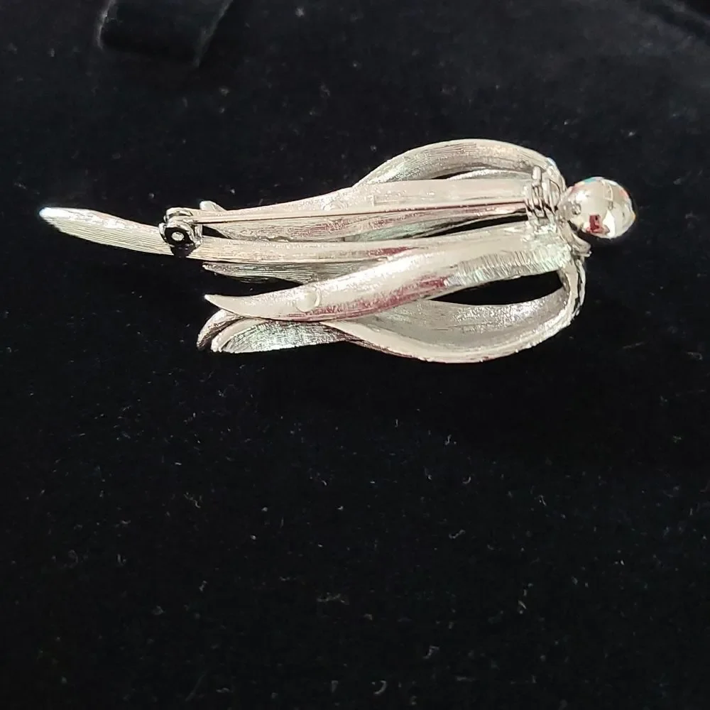 Vintage Droopy Daisy Brooch